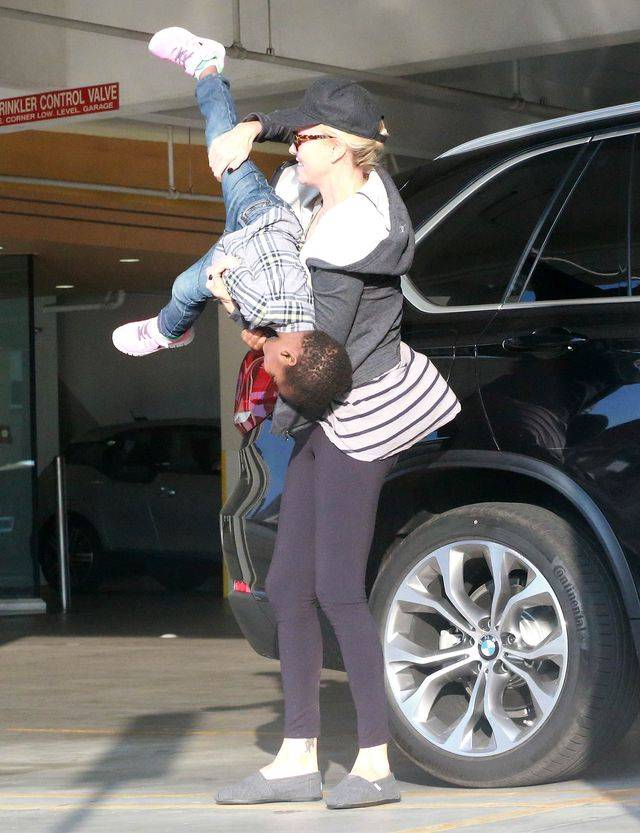 Charlize Theron z synem Jacksonem i Seanem Pennem