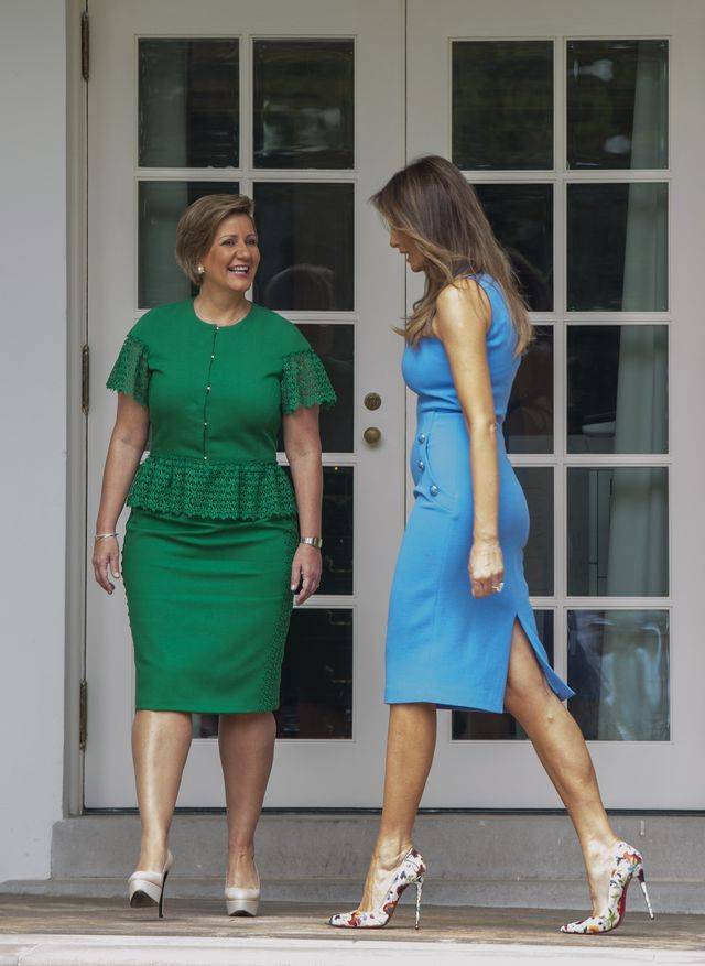 Dlaczego Melania Trump prawie ZAWSZE nosi SZPILKI?