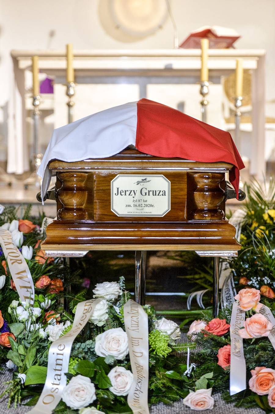 Pogrzeb Jerzego Gruzy – reżysera “Czterdziestolatka”. Banasiuk z ojcem, Olejnik z partnerem, Olbrychski z żoną