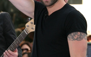 Wokalista Maroon 5 zaprzecza