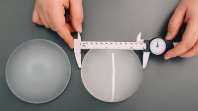 Ta kobieta chciała bezinwazyjnie poprawić biust po porodzie a zmieniła swoje życie w KOSZMAR!