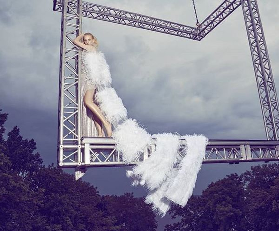 Maja angażuje się w zadania, ale jest nieśmiałą osobą. 