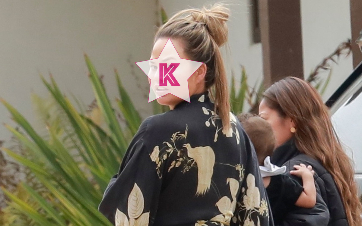 Crissy Teigen bez makijażu spędza weekend u znajomych (ZDJĘCIA)