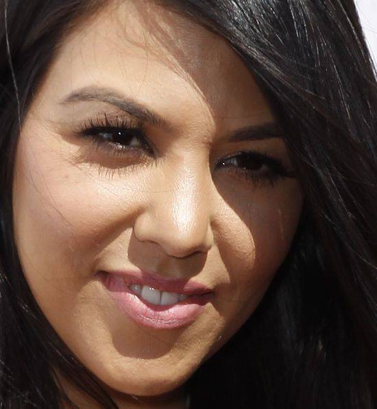 12 zdjęć, które ukazują, jak NAPRAWDĘ Kourtney Kardashian wygląda z bliska