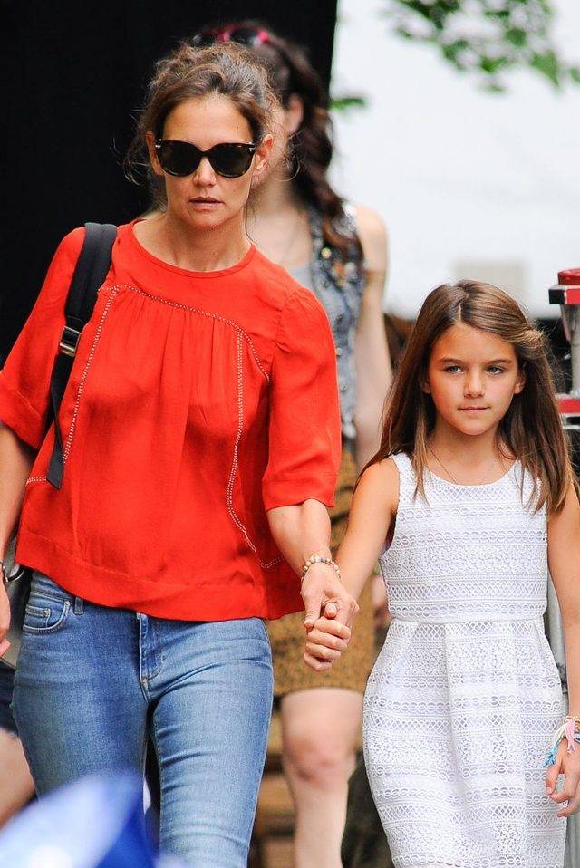 Suri Cruise – w 2016 roku córka Toma Cruise’a i Katie Holmes skończyła 10 lat