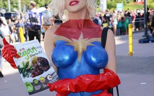 Courtney Stodden paradowała półnago po ulicy (FOTO)