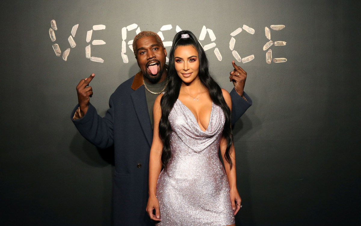 Kim Kardashian na pokazie VERSACE w liliowej SEXY mini