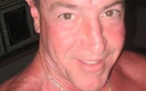 Michael Lohan chwali się swoją klatą (FOTO)