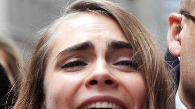 Fani mocno zaniepokojeni: Dziwne zachowanie bosej Cary Delevingne [ZDJĘCIA]