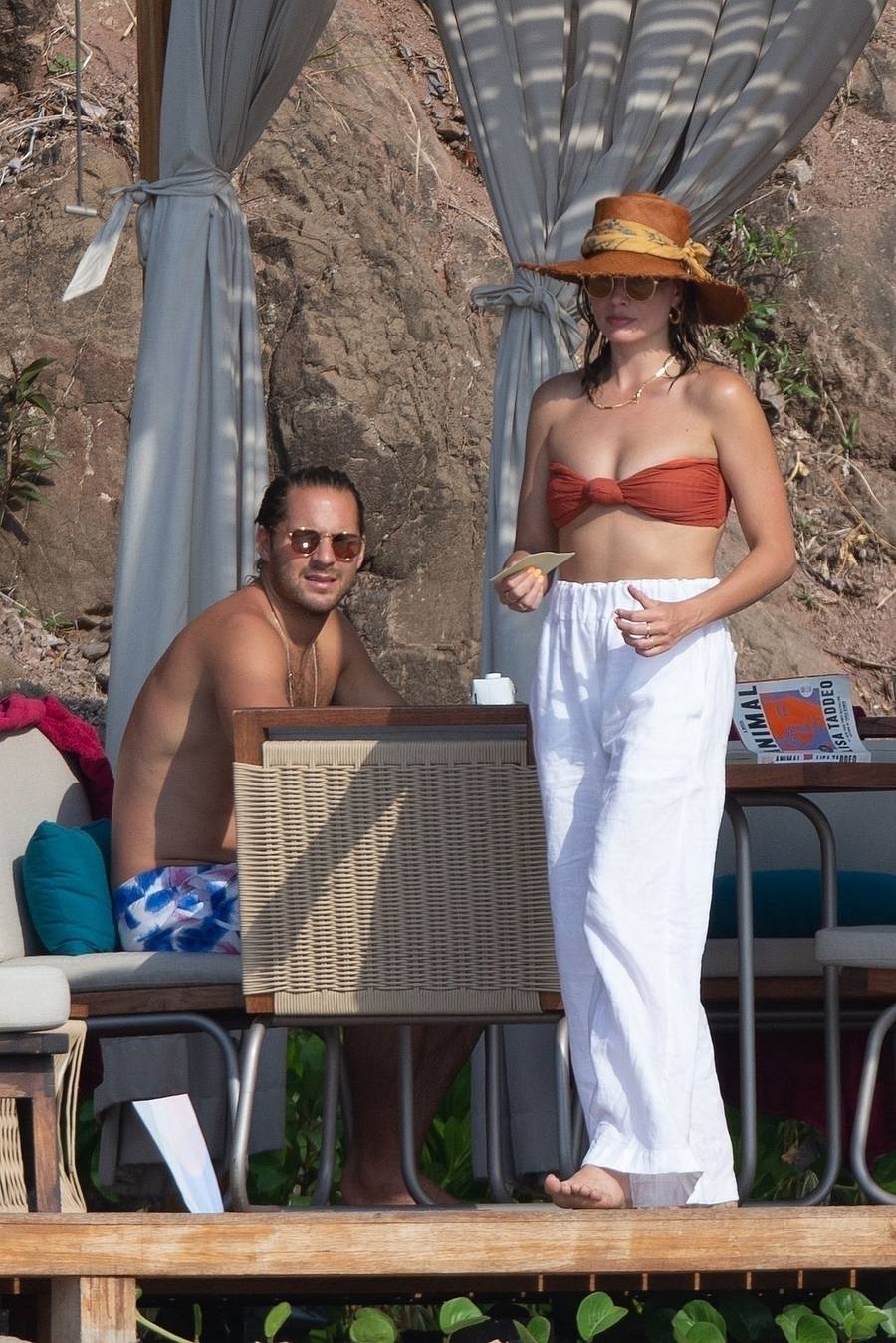Margot Robbie w BIKINI wypoczywa na wakacjach u boku męża (ZDJĘCIA)