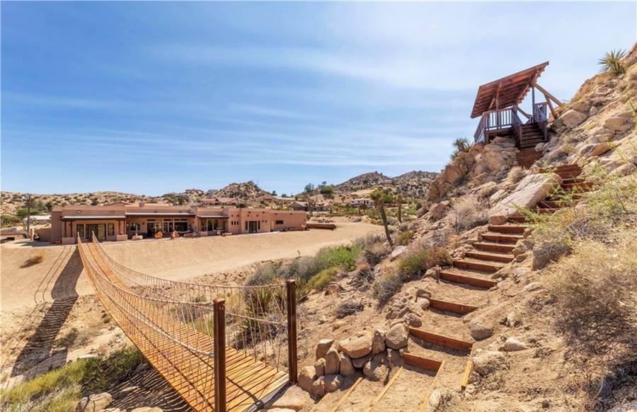 TAK MIESZKA Amber Heard! Willa na środku pustyni z WŁASNYM MOSTEM