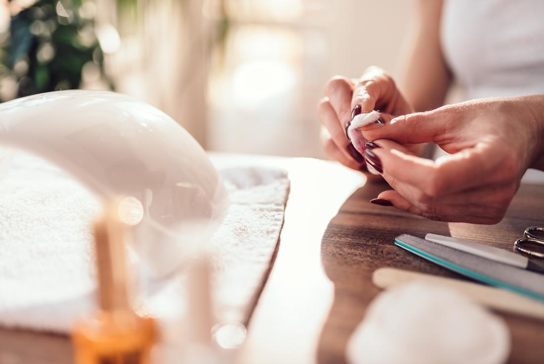 Zdejmowanie żelu w domowych warunkach. 