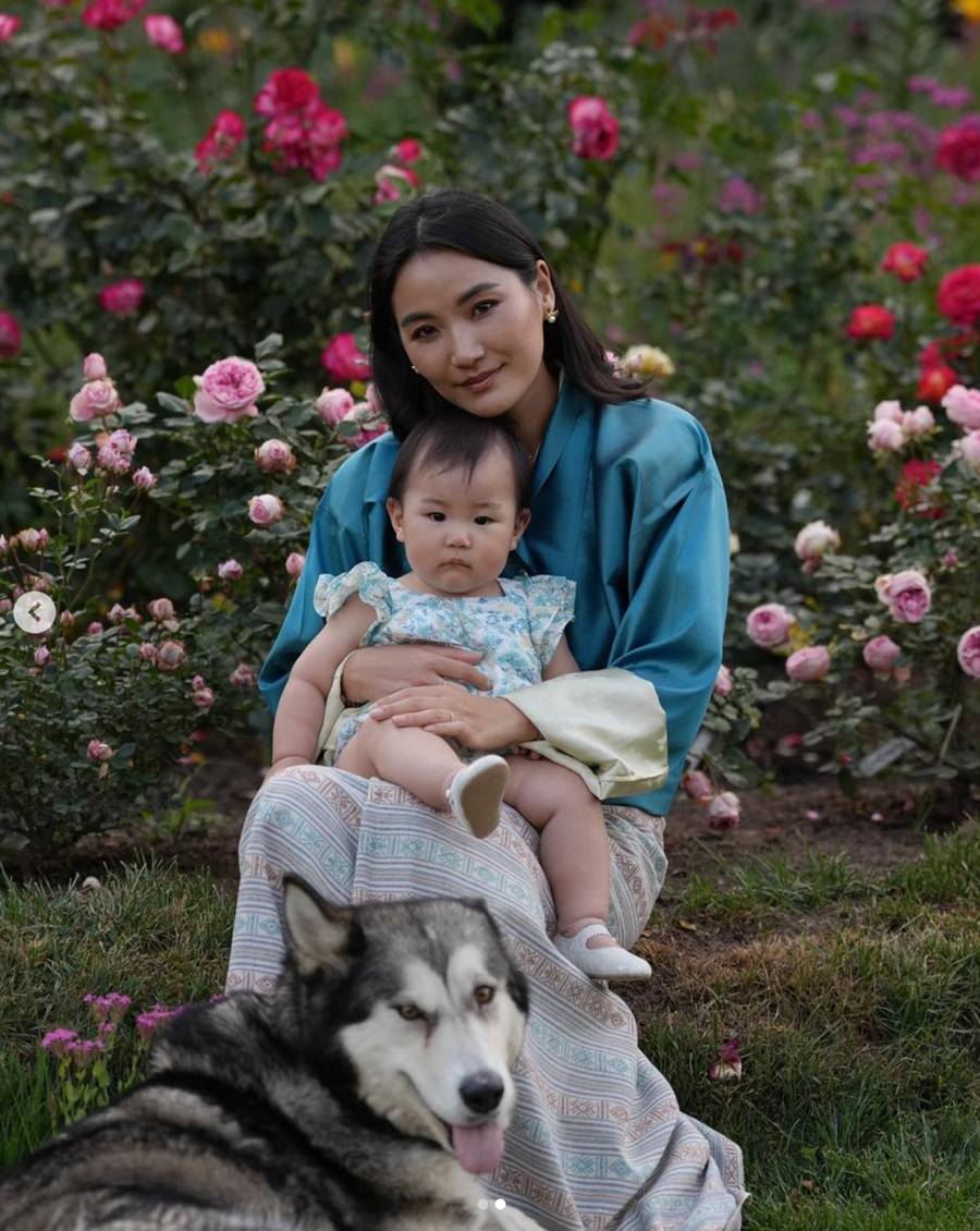 Okrzyknięto ją “najpiękniejszą królową świata” i “księżną Kate Himalajów”. Kim jest Jetsun Pema?