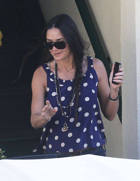 Młodzieńcza stylizacja Demi Moore