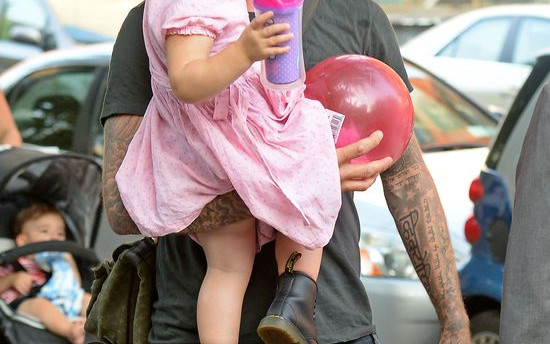 David Beckham z Harper na placu zabaw