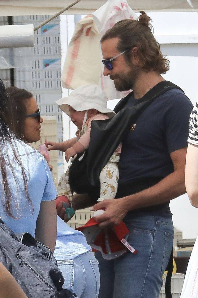 Bradley Cooper i Irina Shayk na spacerze z płaczącą córeczką