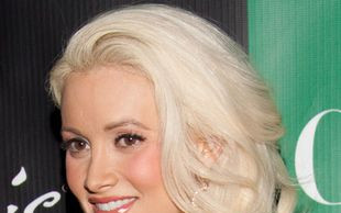 Holly Madison w złocie czy w czerni? (FOTO)