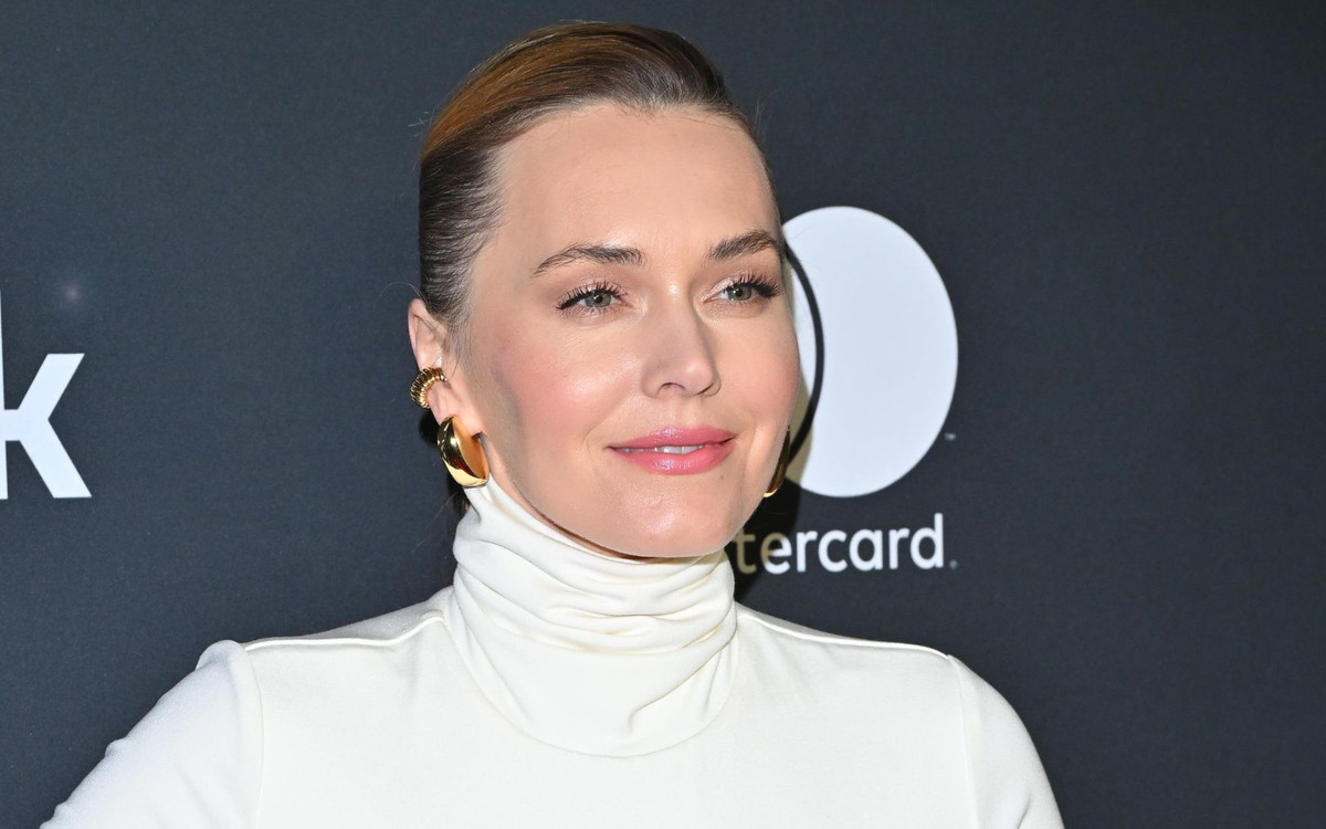 Lamparska cała na biało. Wszyscy patrzą na buty i rajstopy… Ale komplet