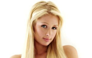 Paris Hilton gra na nosie