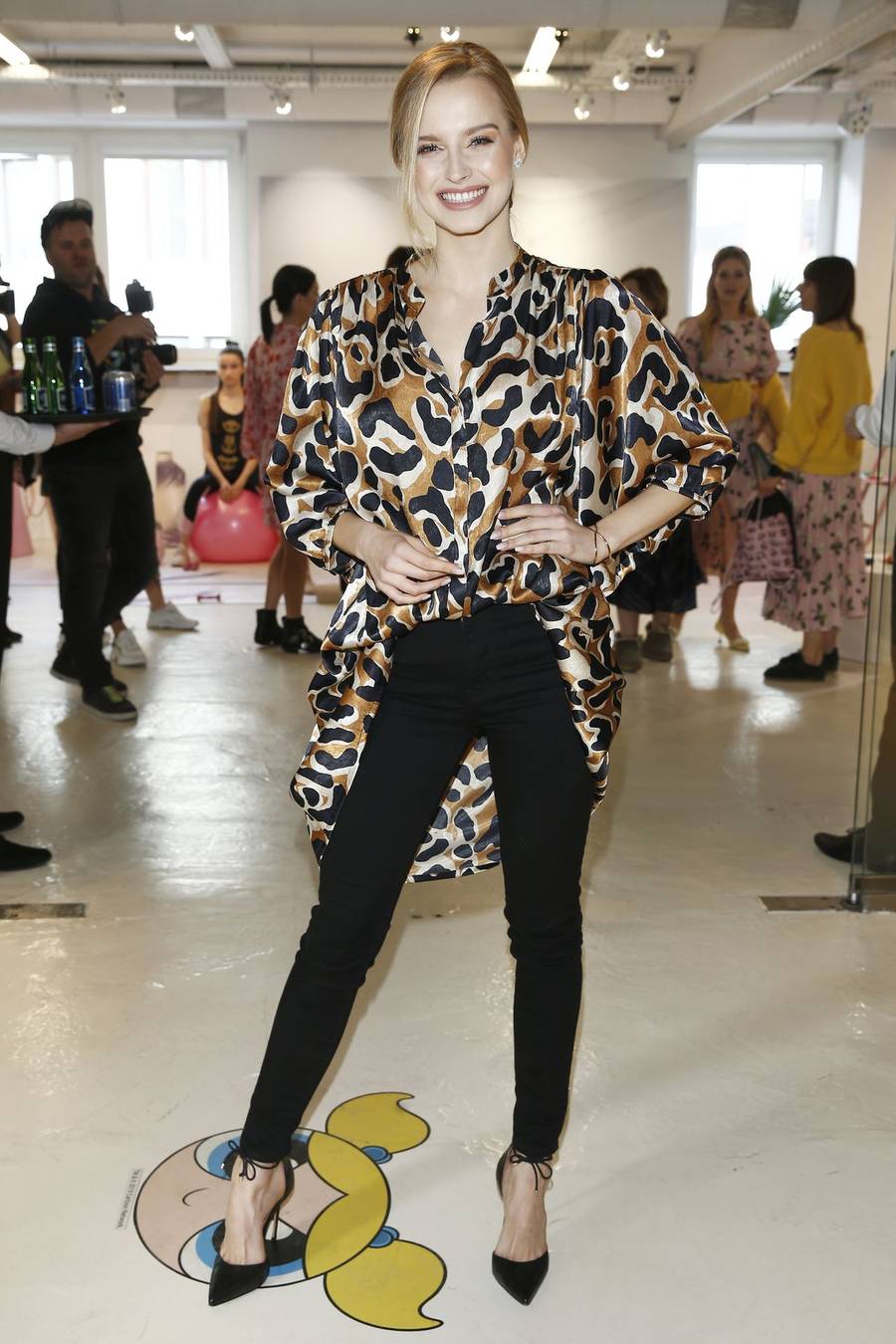 Modelka Karolina Pisarek w koszuli w panterkę i obcisłych czarnych spodniach