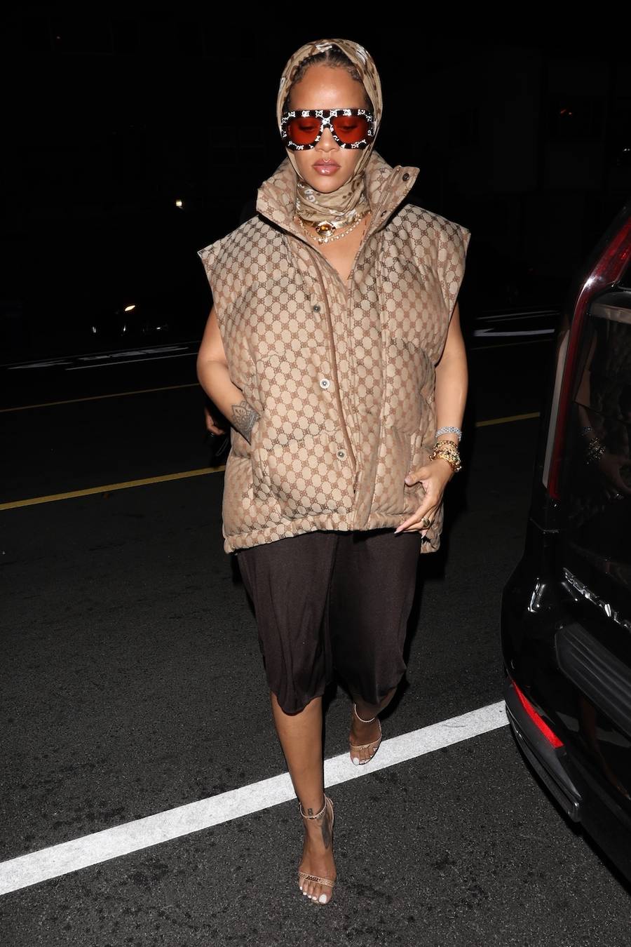 Tak Rihanna ukrywała ciążowy brzuszek. Raz jej się nie udało! (ZDJĘCIA)