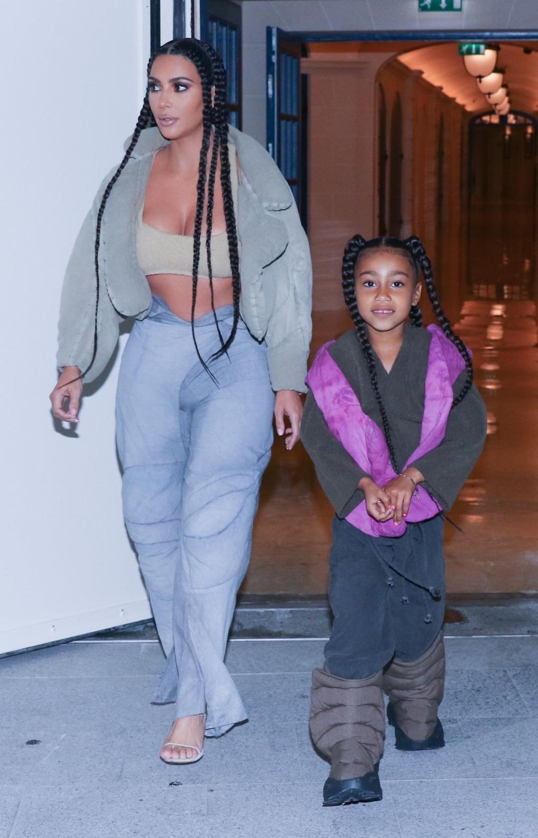 North West w dziwacznych butach zaprojektowanych przez ojca - Kanye'go Westa.