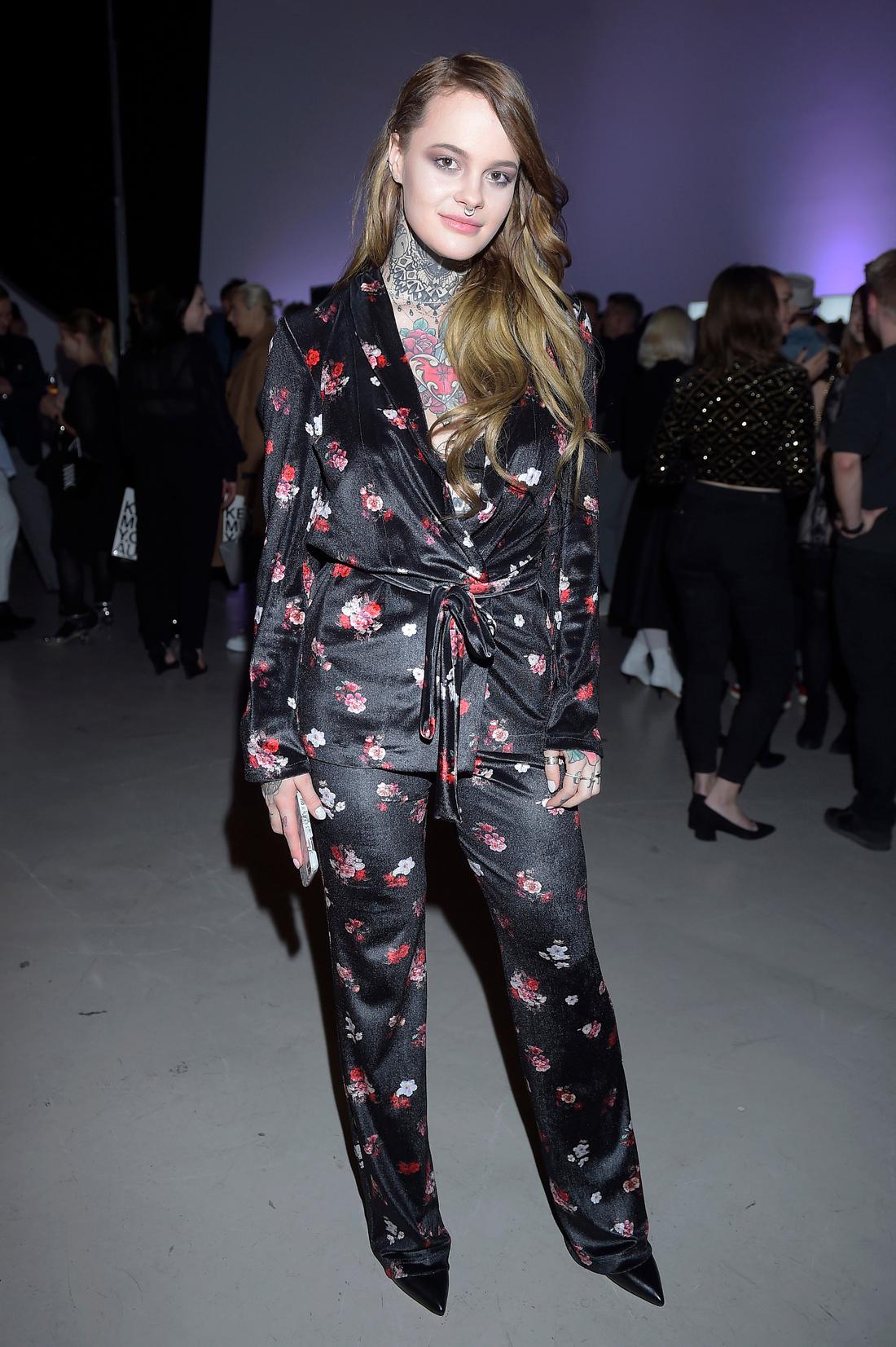 Monika Miller przyznała, że jest panseksualna. Co to oznacza? Monika Miller w damskim garniturze na imprezie branżowej.