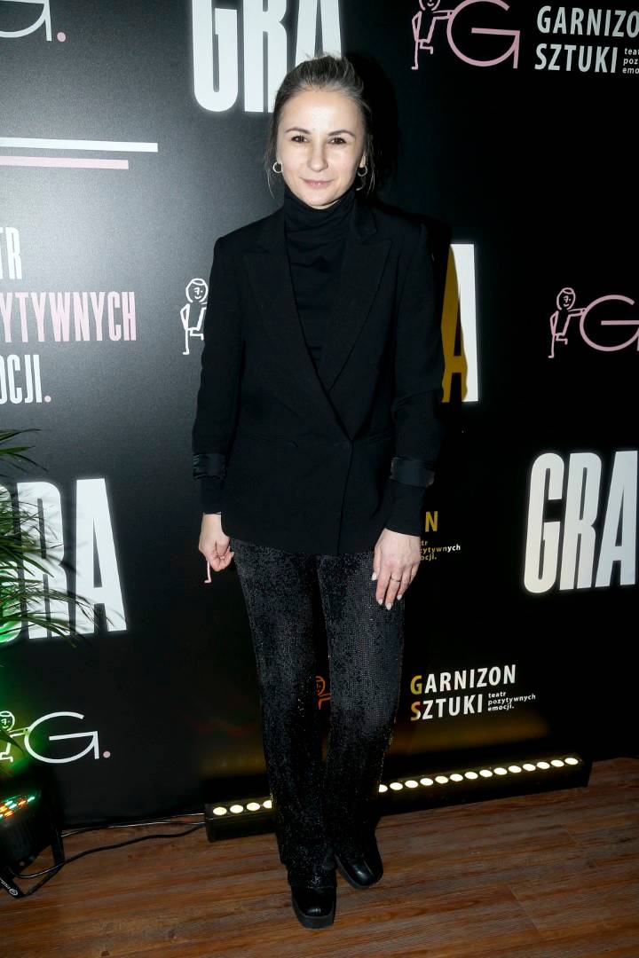 Julia Wieniawa w nietypowych butach na premierze spektaklu “Gra”. Towarzyszyli jej rodzice!