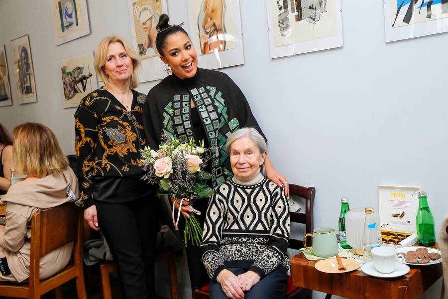 Pokaz z okazji Światowego Dnia Recyklingu. Patricia Kazadi pojawiła się z babcią, niezwykle chuda Ida Nowakowska