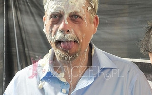 Tomasz Raczek obrzucony bitą śmietaną (FOTO)