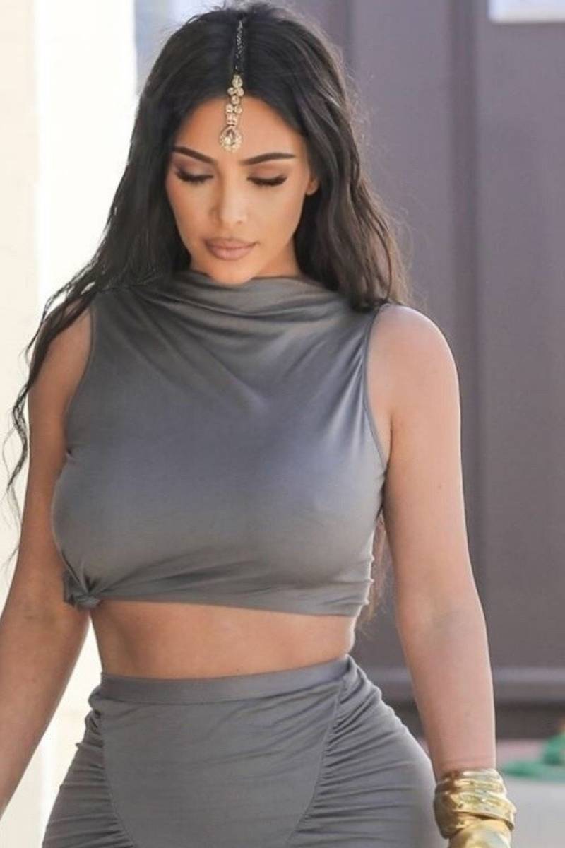 Kim Kardashian na ślubie koleżanki w pięknej stylizacji