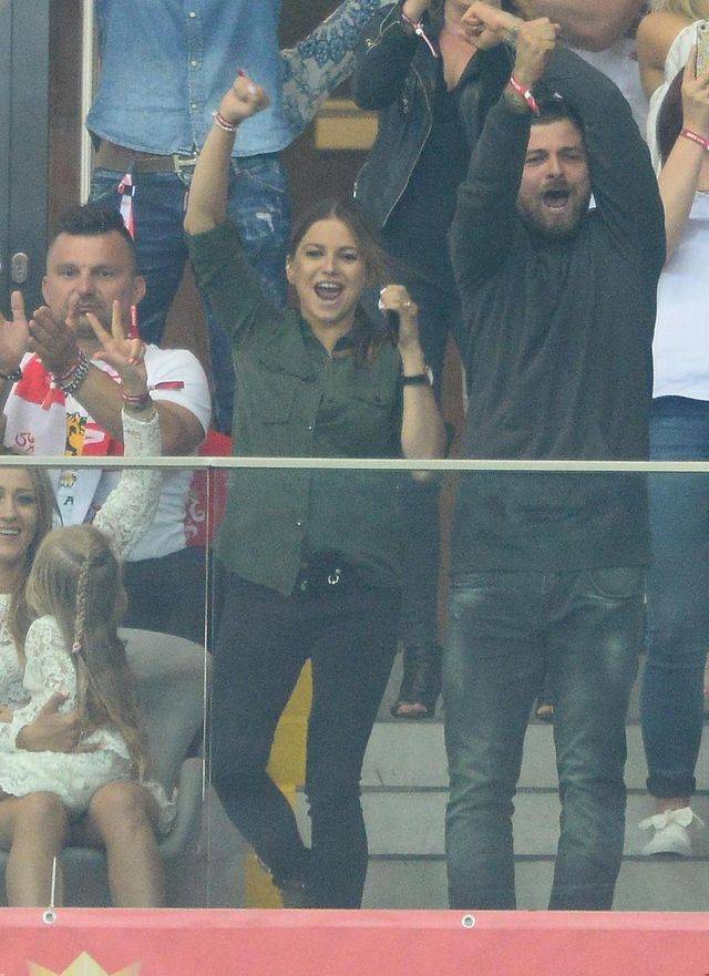 Anna Lewandowska i inni kibicują podczas meczu Polska-Rumunia