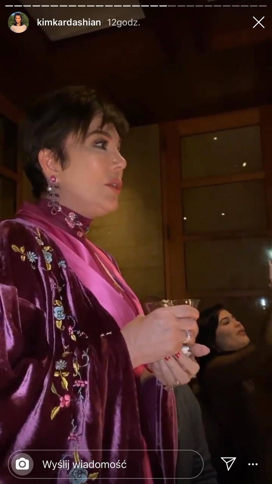 Świąteczna kolacja Kardashianów. Kim w MINIÓWCE, która ledwo przysłania…