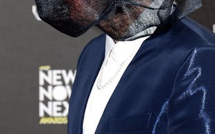 Kogo kryje ta maska? (FOTO)