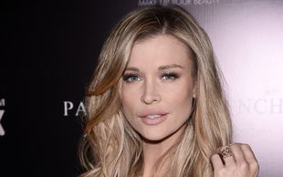 Joanna Krupa oślepiona blaskiem własnej sukienki? (FOTO)