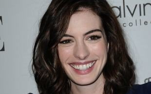 Anne Hathaway zagra królową