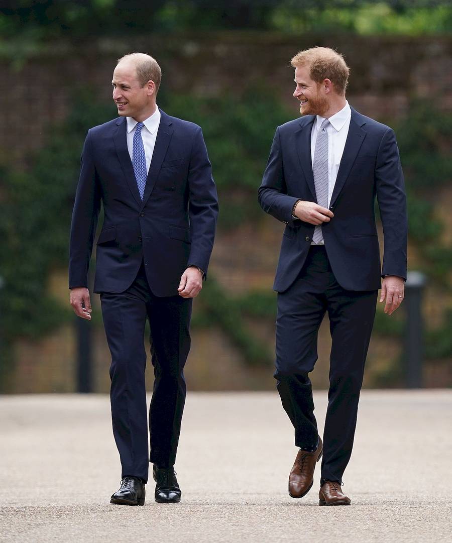 William i Harry ODSŁANIAJĄ pomnik księżnej Diany. Nie widać śladu konfliktu (ZDJĘCIA)