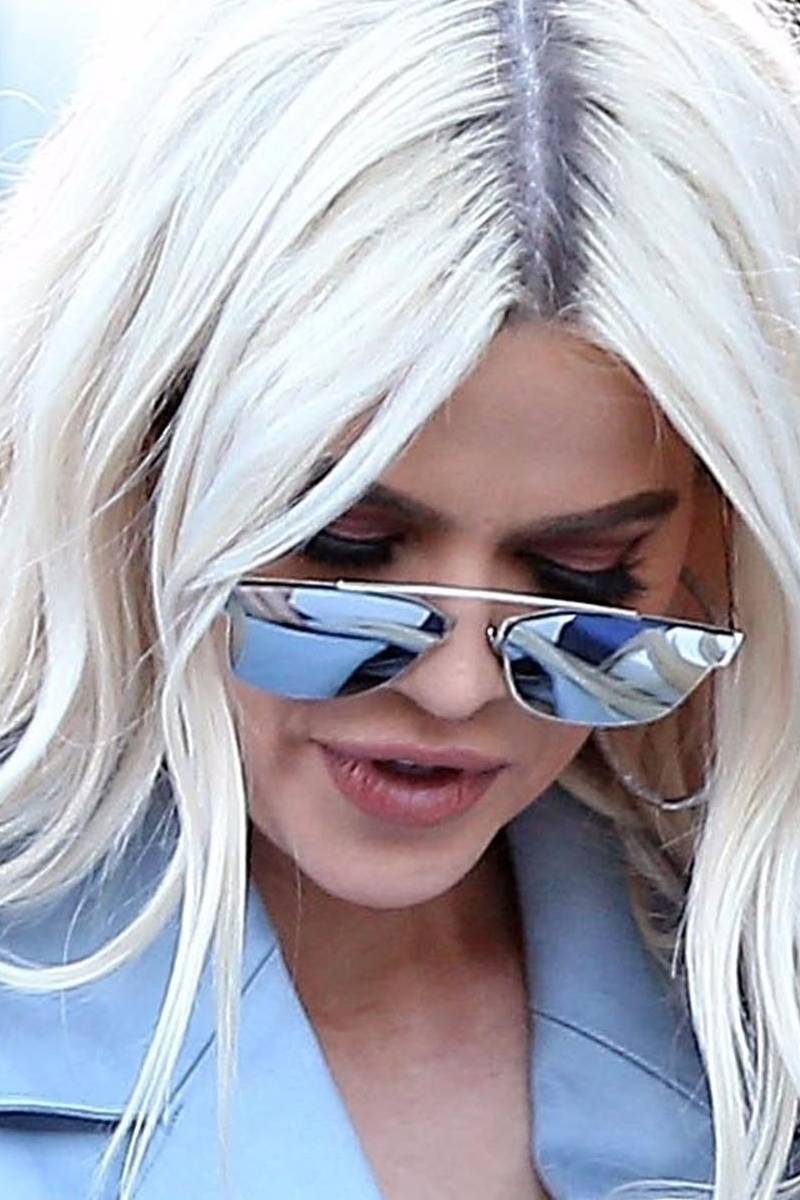 Khloe Kardashian cała w błękicie. Rzadko stawia na tak elegancki look