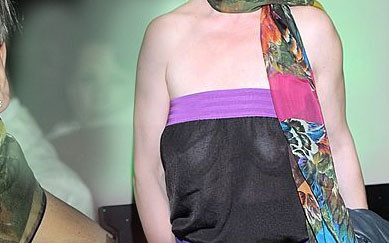 Katarzyna Figura pokazała piersi (FOTO)