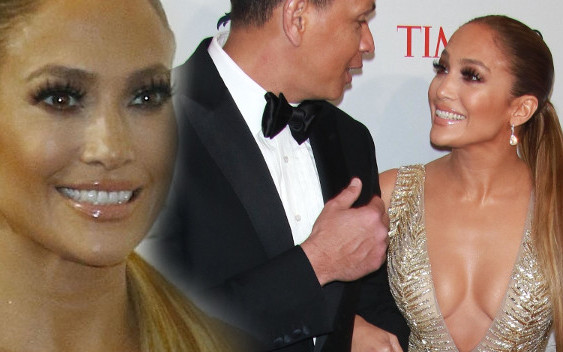 Jennifer Lopez pozowała na gali z CIĄŻOWYM brzuszkiem?!