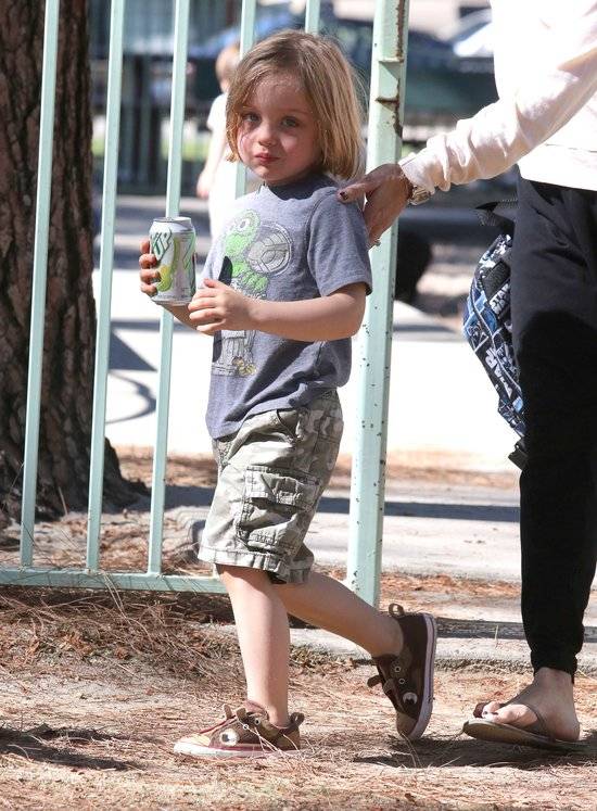 Knox i Vivienne Jolie-Pitt na placu zabaw