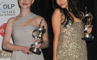 Amanda Seyfried i Vanessa Hudgens podczas Sho West 2010