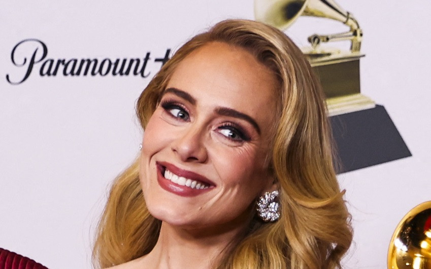 Adele błyszczy na rozdaniu Grammy’s. Fani zachwyceni