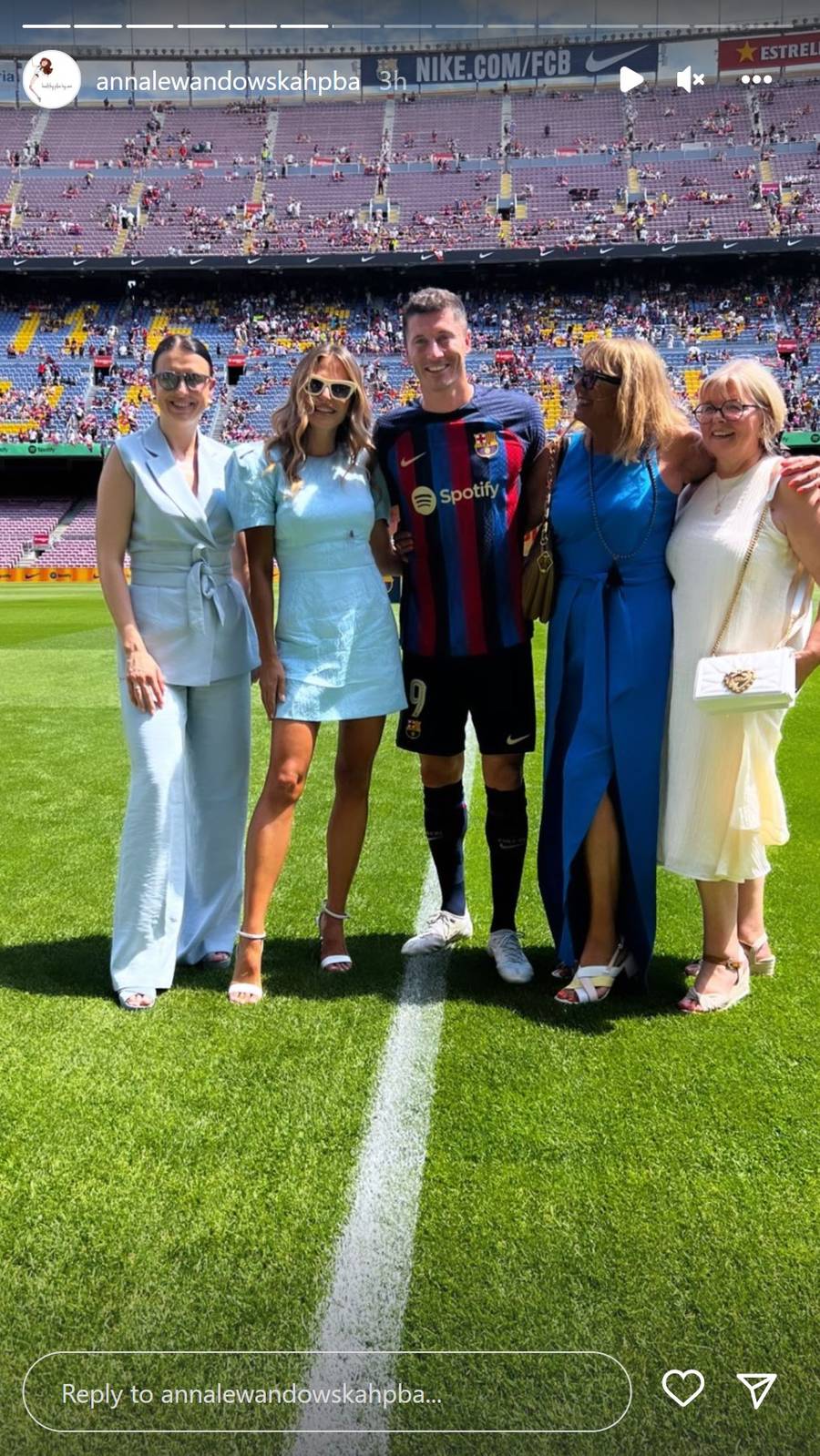 Odstrzelona Anna Lewandowska w stylizacji za 12 tys. złotych wspiera Roberta podczas jego prezentacji w FC Barcelona