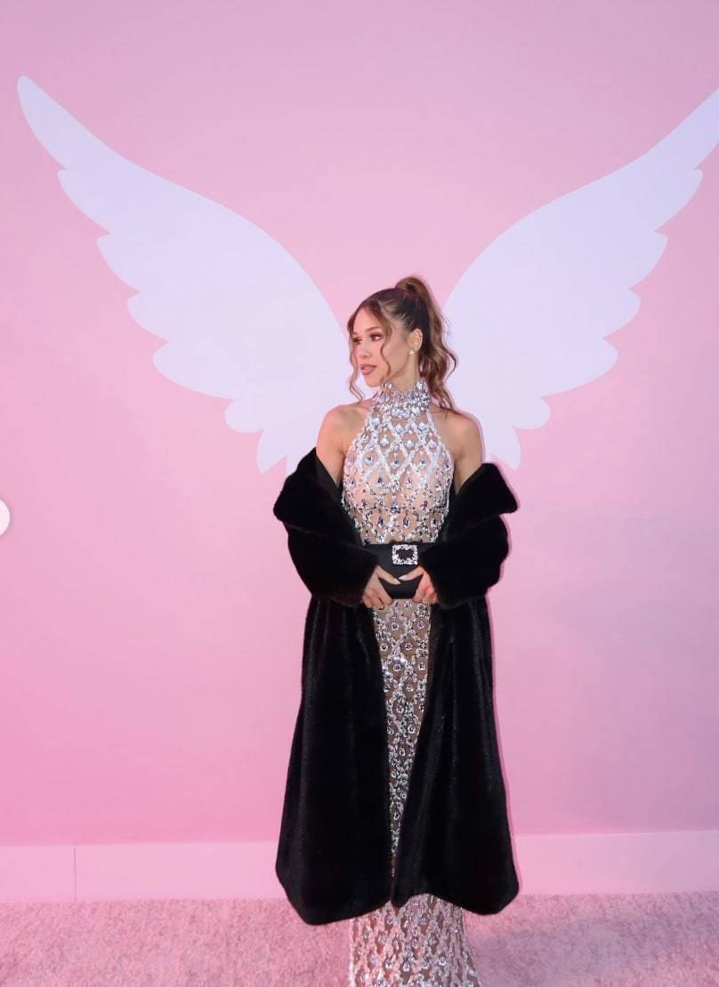 Polka na pokazie Victoria’s Secret! Podbija NYC w PRZEŚWITUJĄCEJ sukience wysadzonej kamieniami! (FOTO)