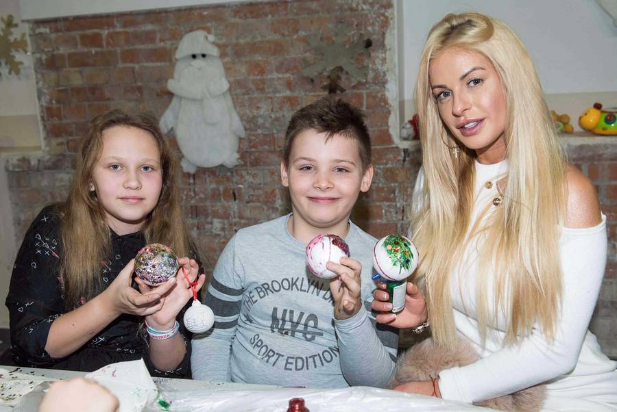 Gwiazdy odwiedziły dzieci w świetlicy na Pradze – malowanie bombek i kolędy