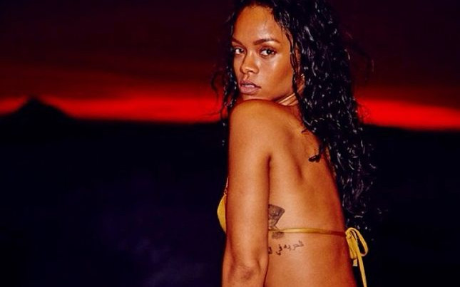 Rihanna topless i bez makijażu (FOTO)