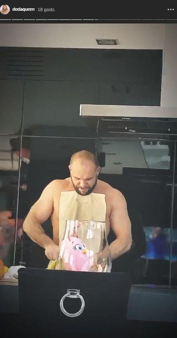 Emil Stępień, mąż Dody, w kuchni bez koszulki