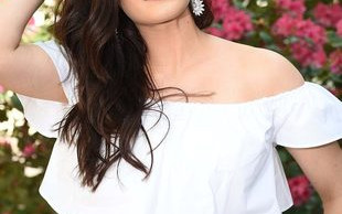 Wokalistka w bluzce, która jest hitem tego sezonu (FOTO)