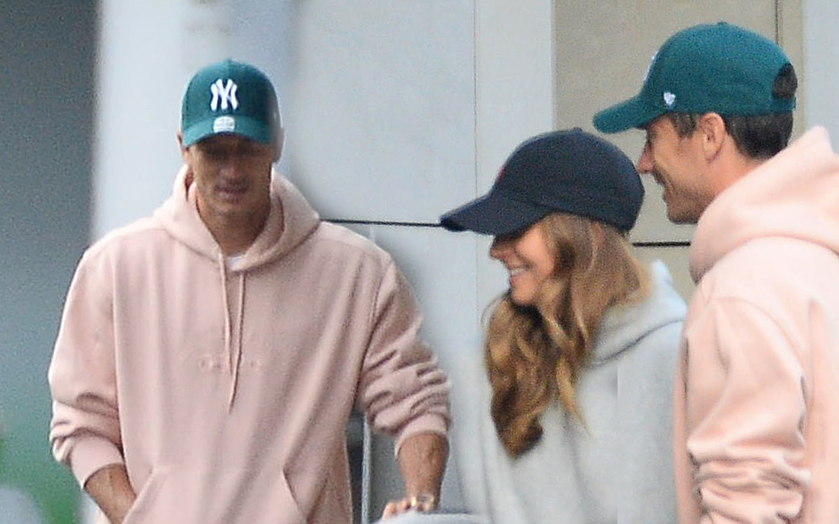 Rodzina Lewandowskich w komplecie – udali się na rodzinny spacer. Piłkarz prowadził wózek z Laurą (PAPARAZZI)